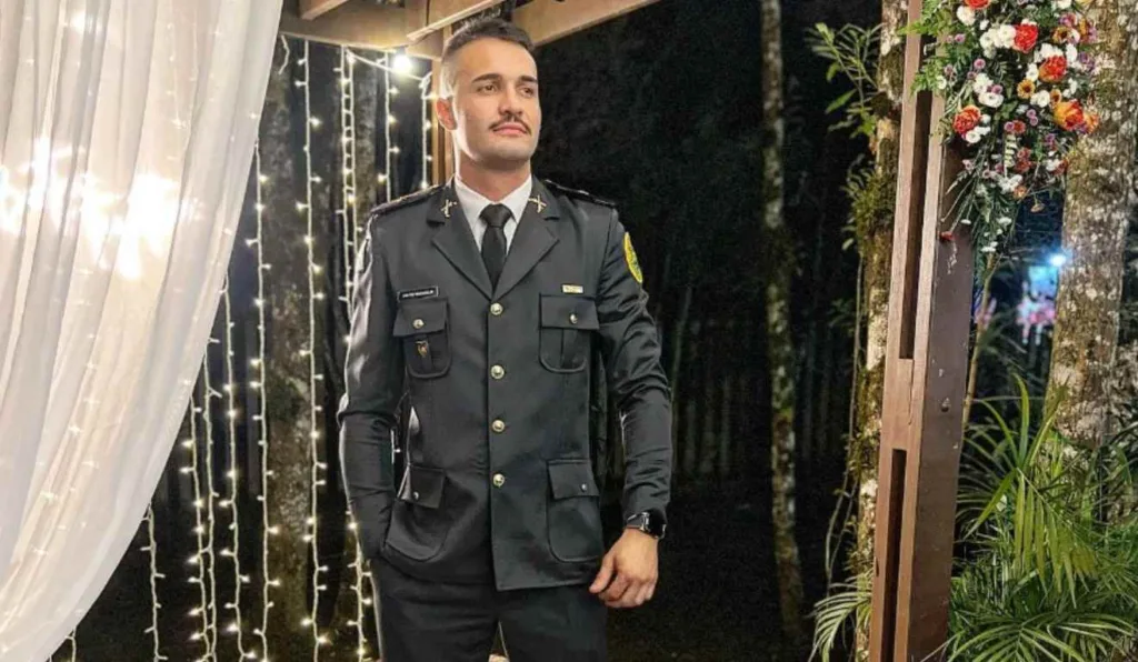 Policial olhando para o lado