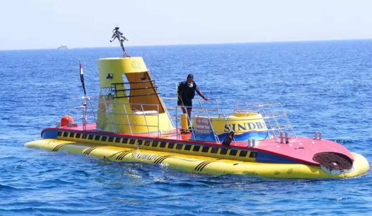 Imagem de submarino turístico