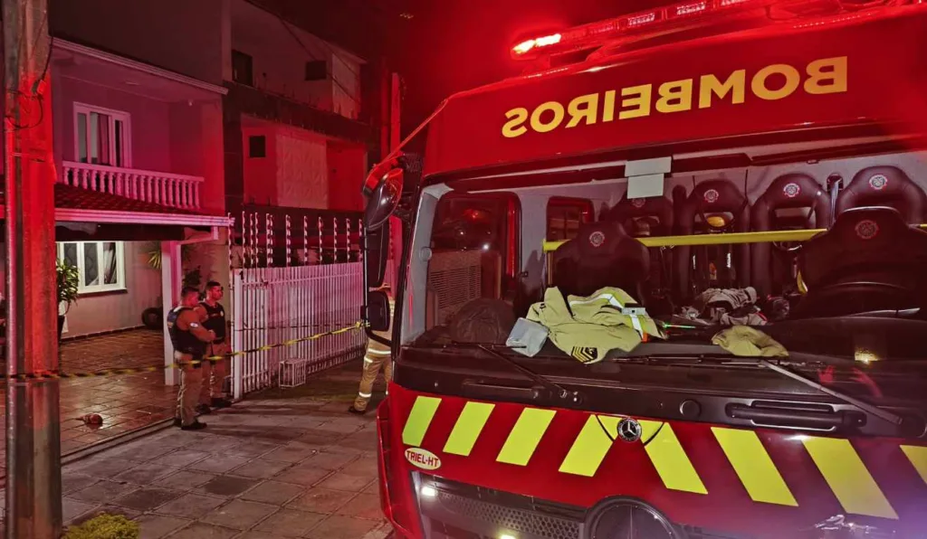 Bombeiros em frente a casa