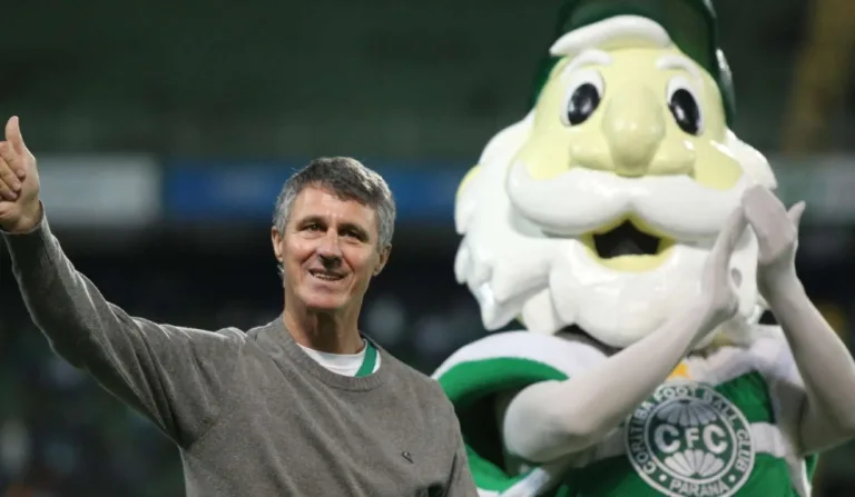 Marildo recebeu uma homenagem no Couto Pereira, em 2018. (Foto: Coritiba/ Divulgação)