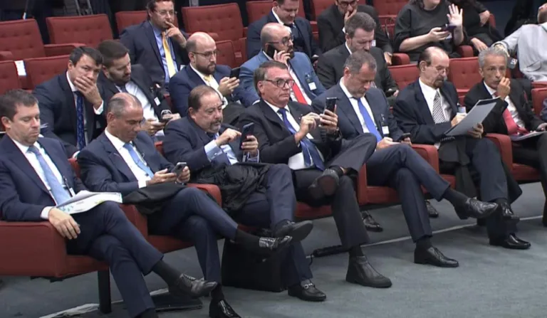 Jair Bolsonaro no tribunal para o julgamento do STF