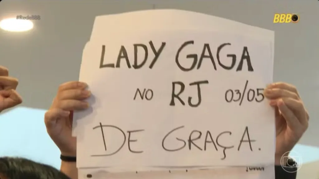 Fã levou cartaz para Renata sobre Lady Gaga (Imagem: Reprodução)