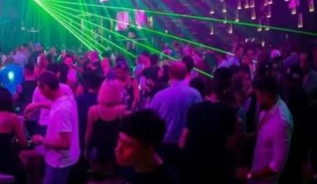 imagem de balada em casa noturna