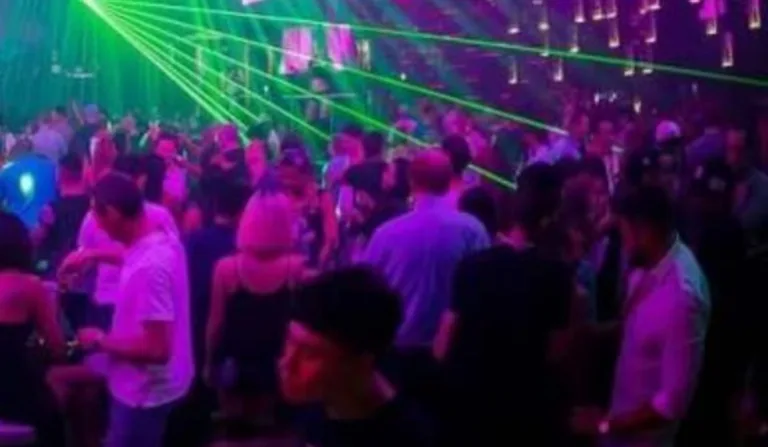 imagem de balada em casa noturna