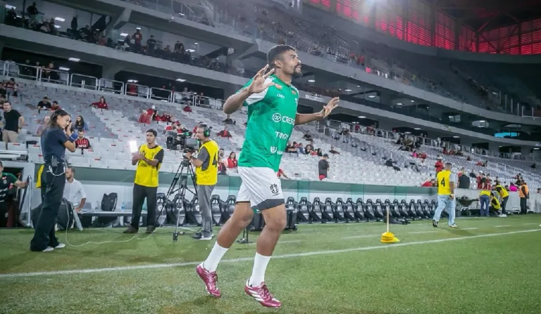 Ronald, zagueiro do Maringá, no estádio do Athletico