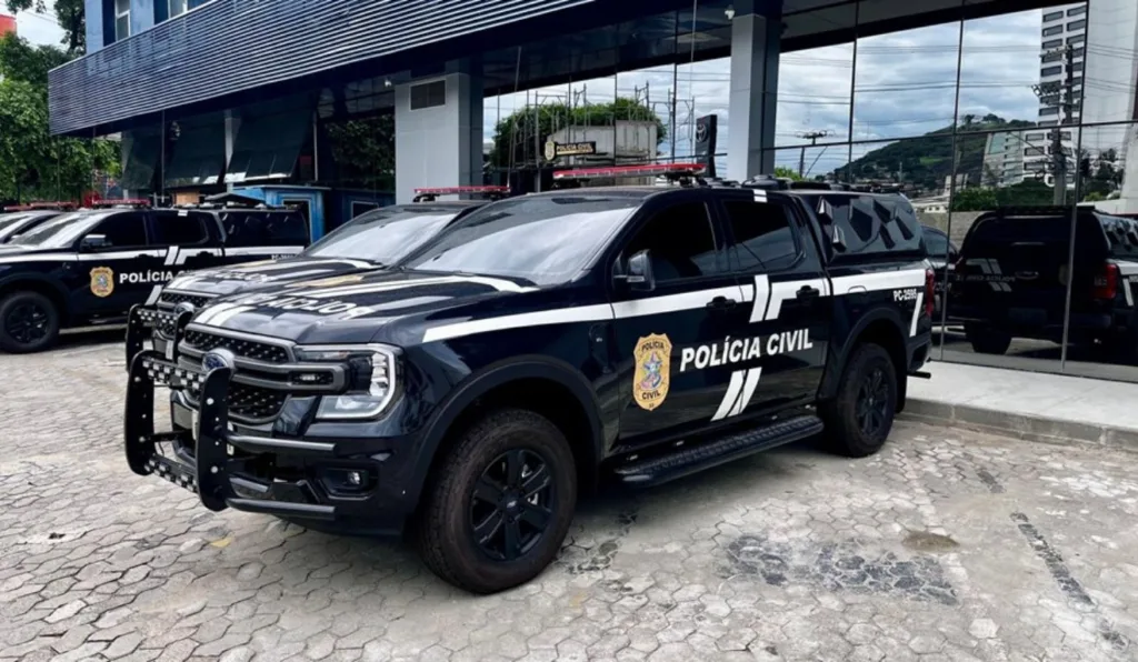 Cachorro 'Negão' levada facada e sangra até morrer no meio da rua