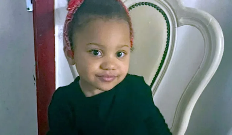 Criança sorrindo em cadeira