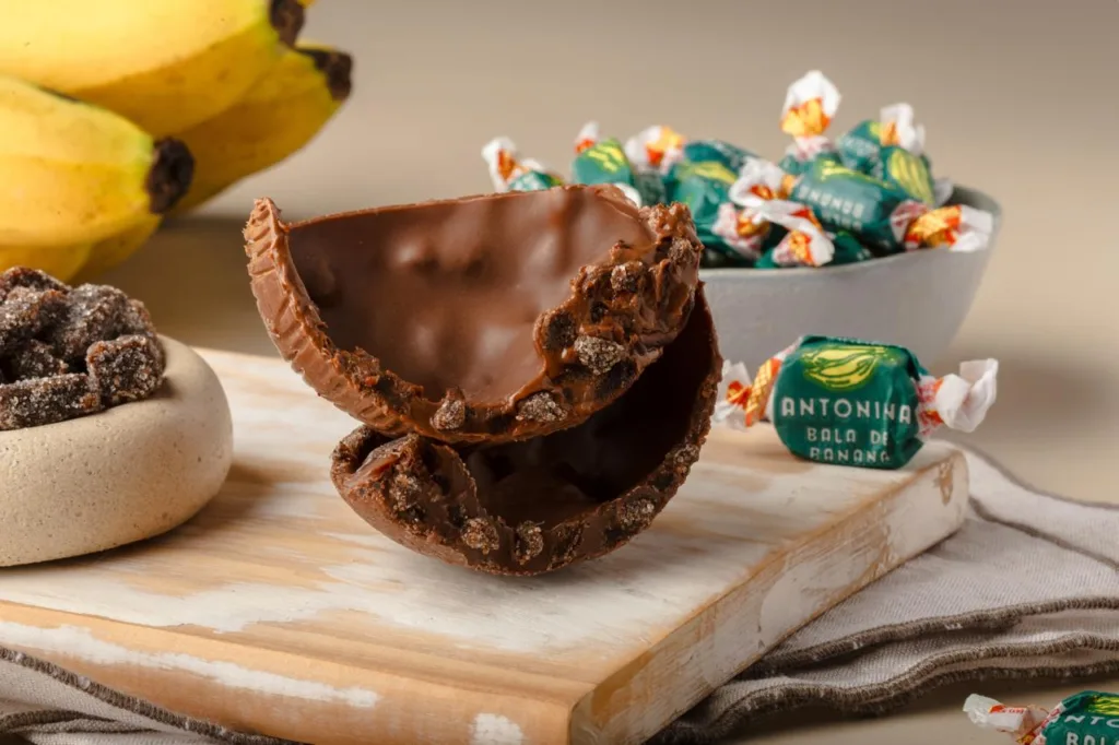 Ovo de páscoa sabor bala de banana cortado ao meio.