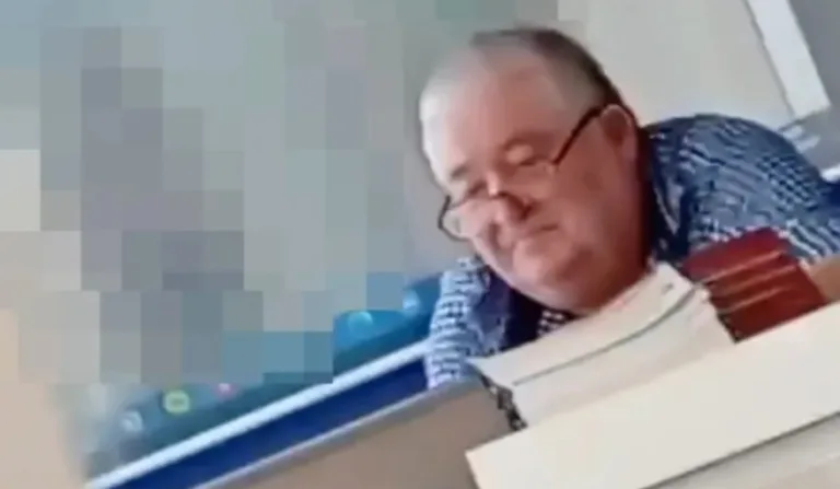 Professor flagrado assistindo pornô