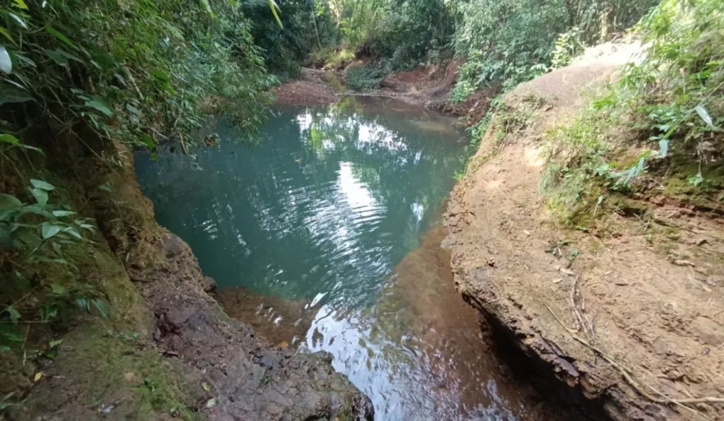 Adolescente que matou amigo por causa de chinelo jogou corpo em um córrego
