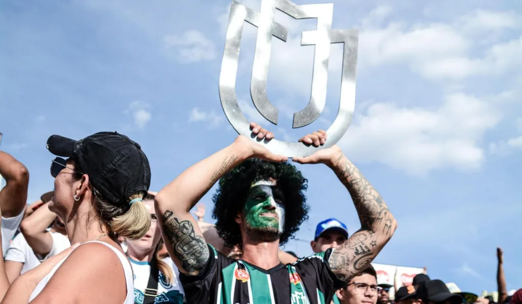 Torcedor do Maringá no primeiro jogo da final com o Operário.