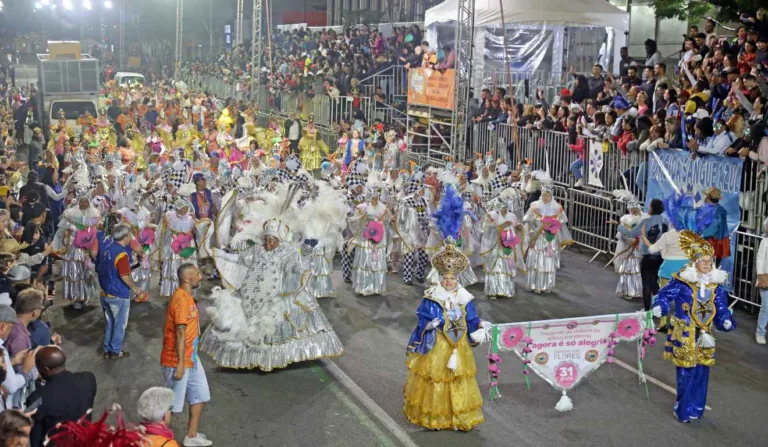 Grupo Especial das escolas de samba da capital paranaense entra na avenida
