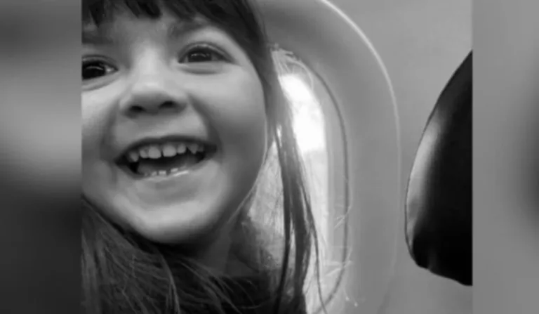 Liz, de 3 anos e 9 meses, dentro de avião