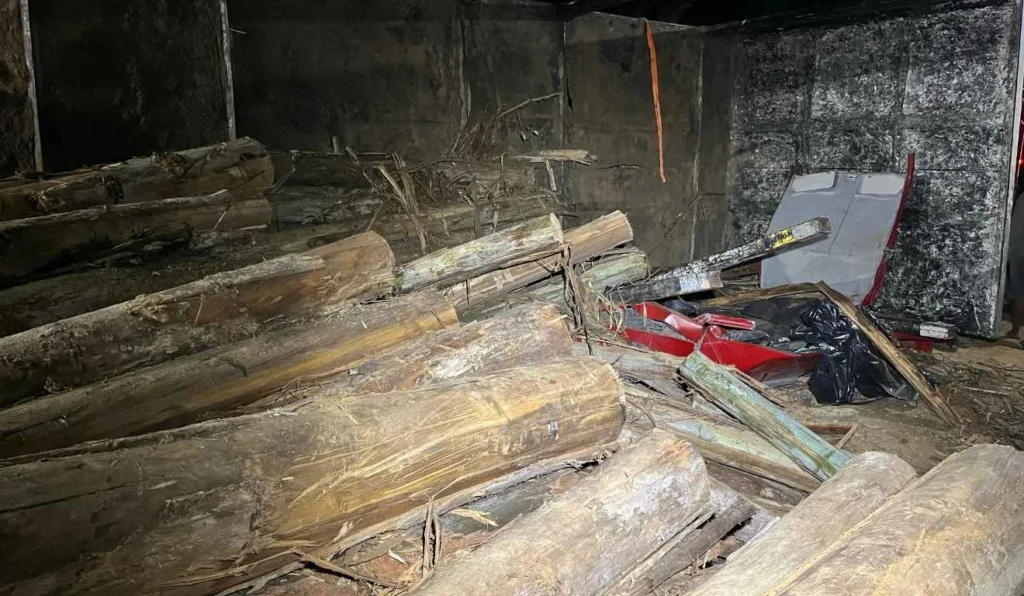 carro esmagado após carga de caminhão que adolescente bateu cair sobre ele