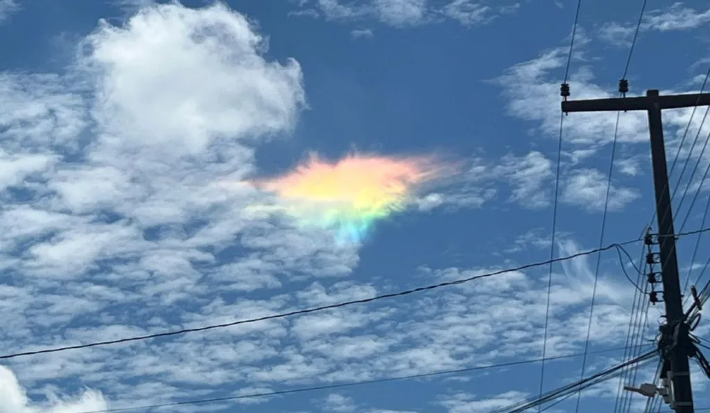 Luz colorida no céu intriga moradores do PR; veja imagens