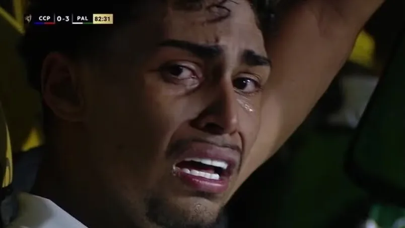 Jogador Luighi, do Palmeiras, chora após sofrer racismo na Liberttadores sub-20.