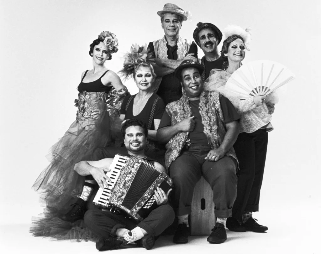 elenco da peça "Os Mambembes", que abre o 33º Festival de Curitiba,