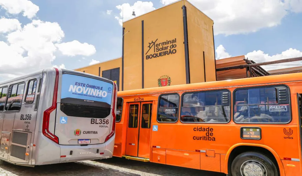 Ônibus laranja e cinza no Terminal do Boqueirão.