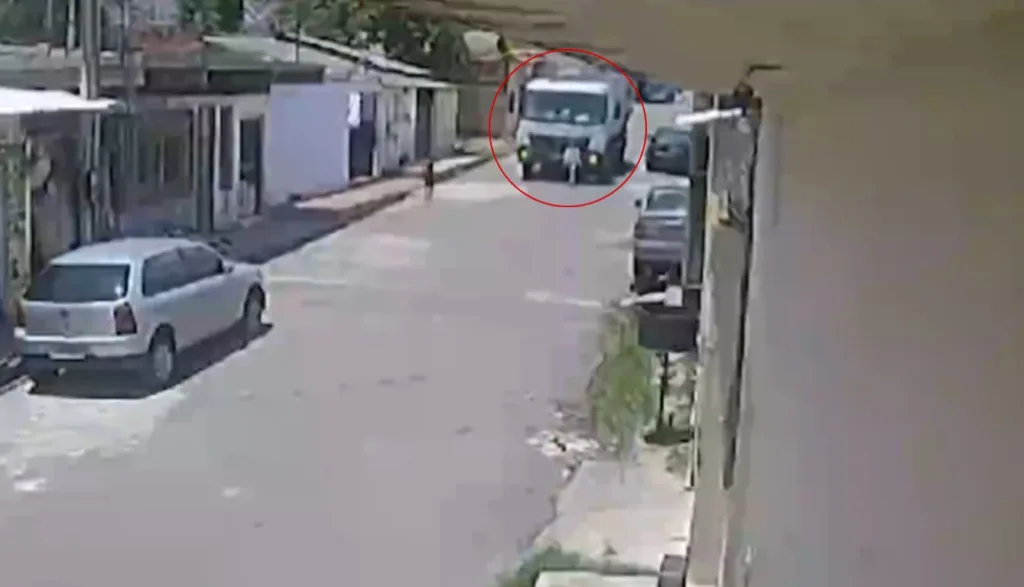 Frame de câmera de segurança que registrou acidente com morte de criança