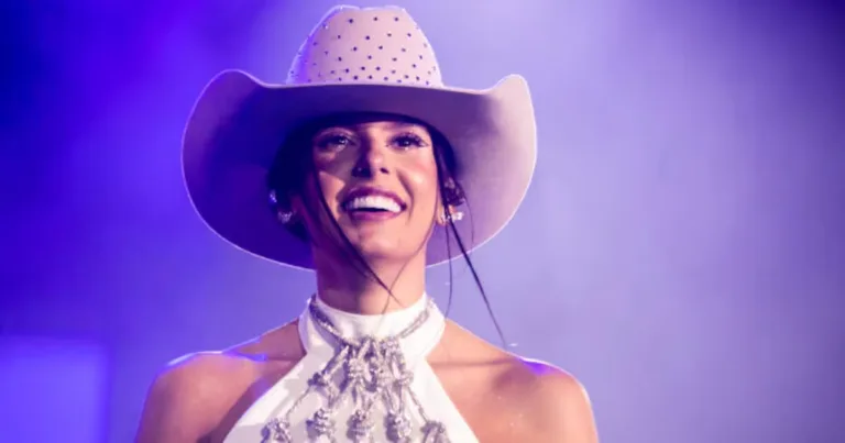 Ana Castela posando para fot com seu chapéu.