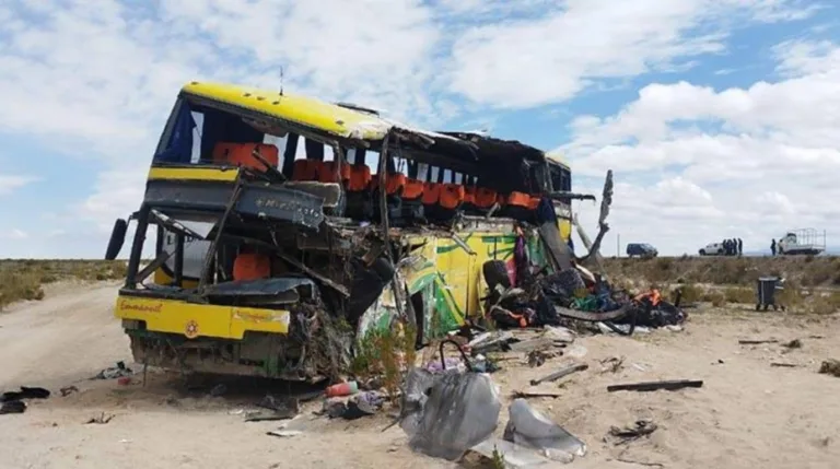 Ônibus destruído após acidente na Bolívia