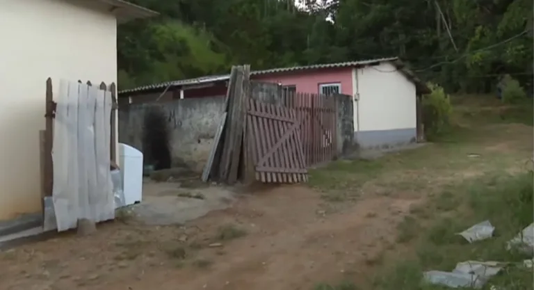 Casa de Maicol e do vizinho que também será investigado