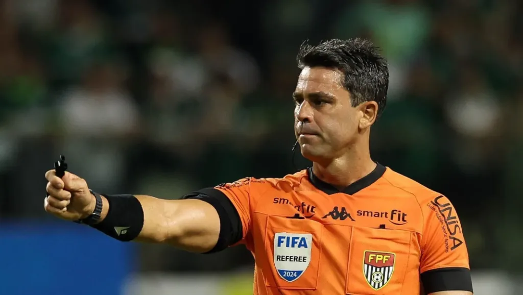 Árbitro Flávio Rodrigues de Souza.