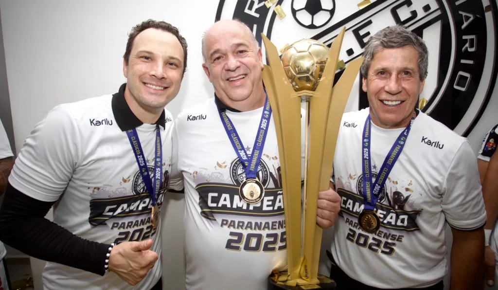 Bruno Pivetti com a taça de campeão paranaense do Operário
