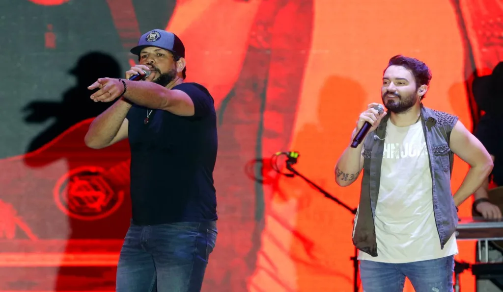 Fernando e Sorocaba se apresentando em show.