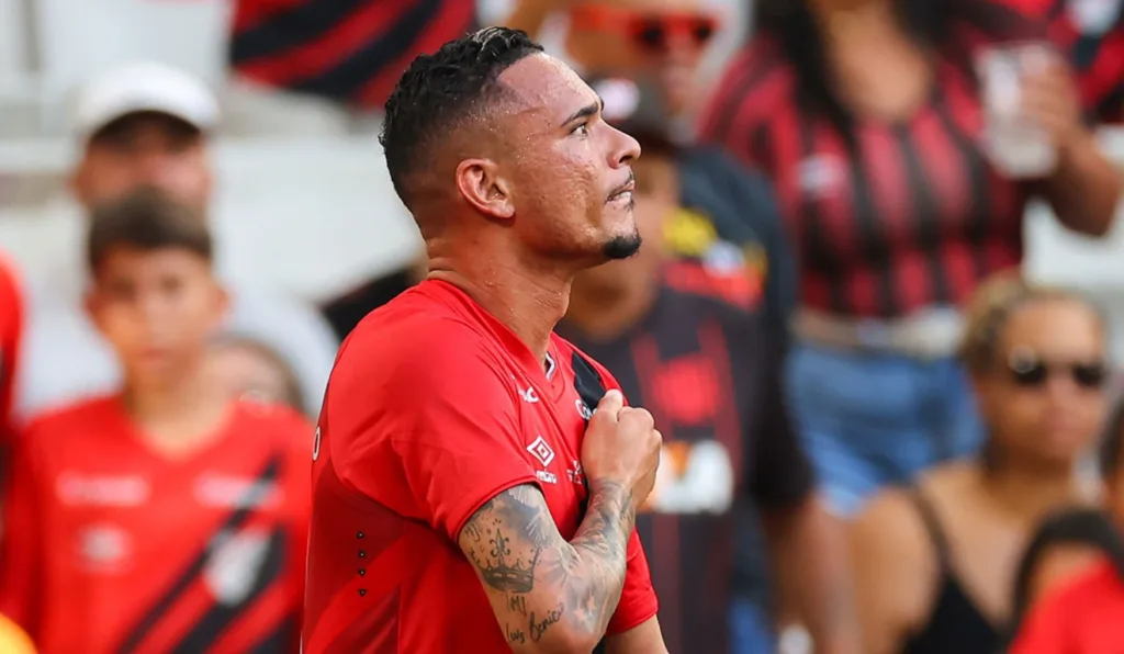 Luiz Fernando comemora gol pelo Athletico