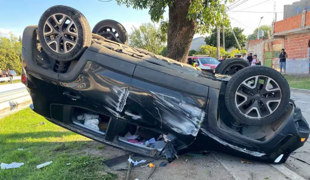 carro capotado após atropelar bebê, que morreu