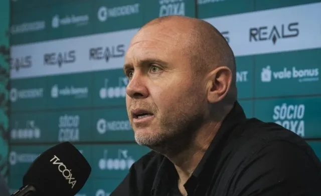 Mozart, técnico do Coritiba.