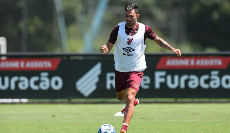 Raul em treino do Athletico