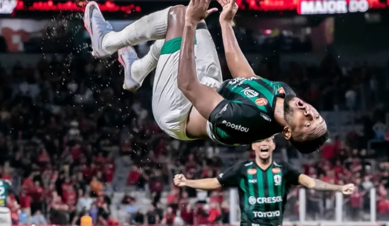 Jogadores do Maringá comemoram gol em cima do Athletico