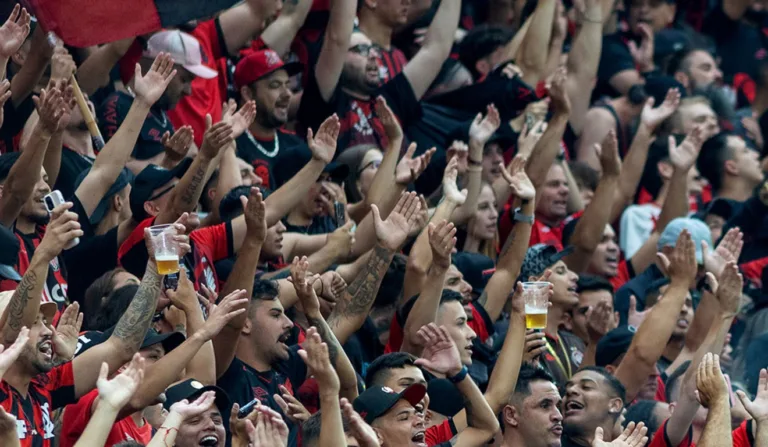 Torcida do Athletico na Ligga Arena