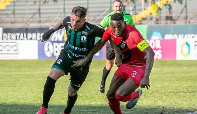 Jogadores de Maringá x Athletico em disputa de bola