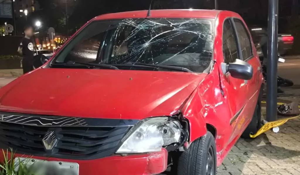 Motorista causou acidente com motoboy e ainda atingiu muro de propriedade