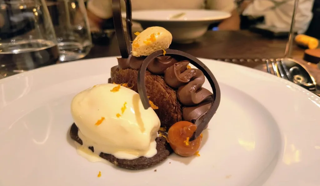Folhado com macadâmia, coberto com chocolate e baunilha do cerrado
