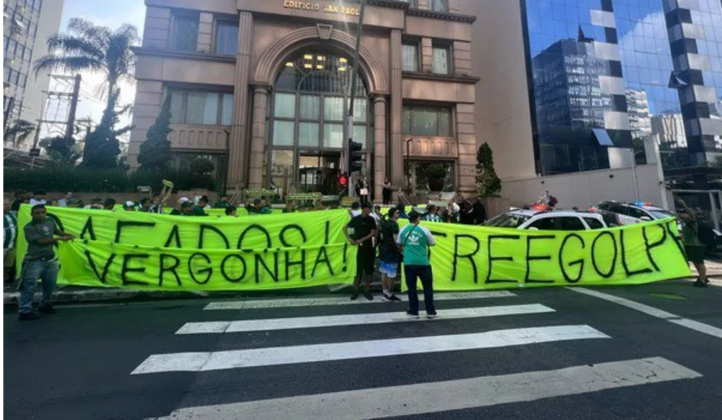 Torcedores do Coritiba em protesto em São Paulo