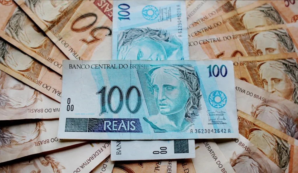 cédulas de 50 e 100 reais