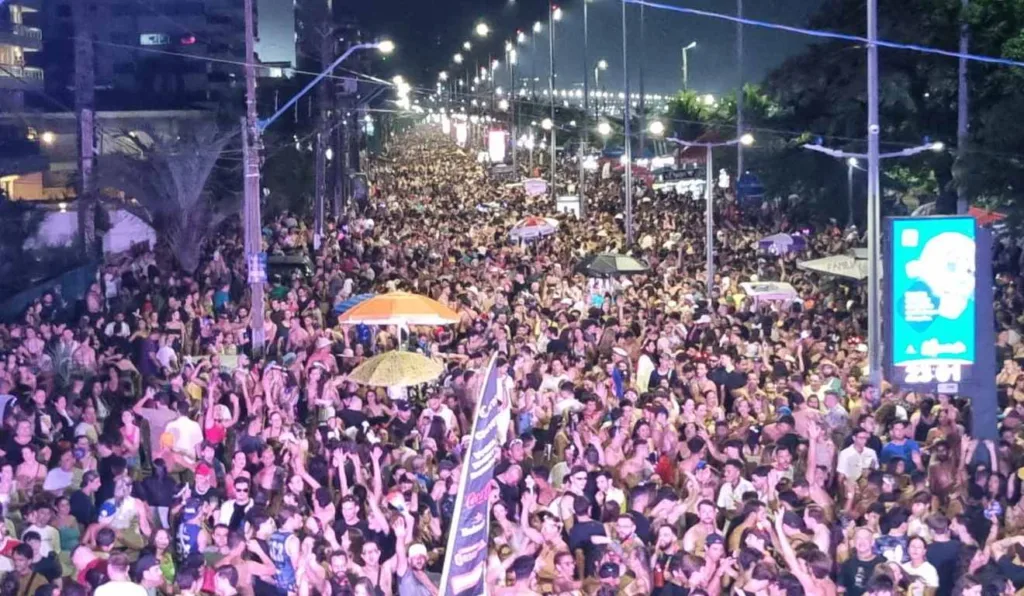Multidão reunida no carnaval de Matinhos.