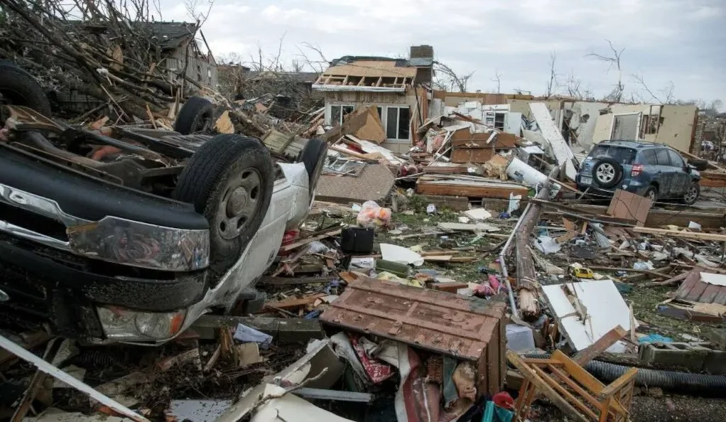 tornados nos EUA deixam 32 mortos