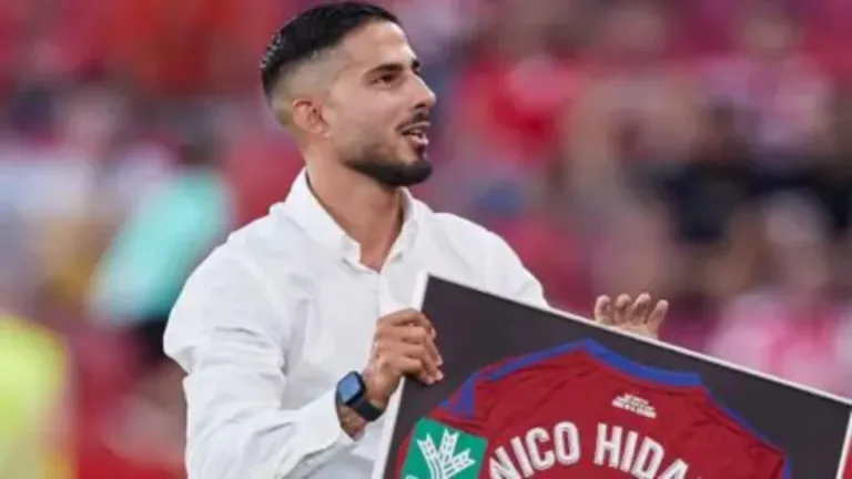 Nico Hidalgo sendo homenageado em campo