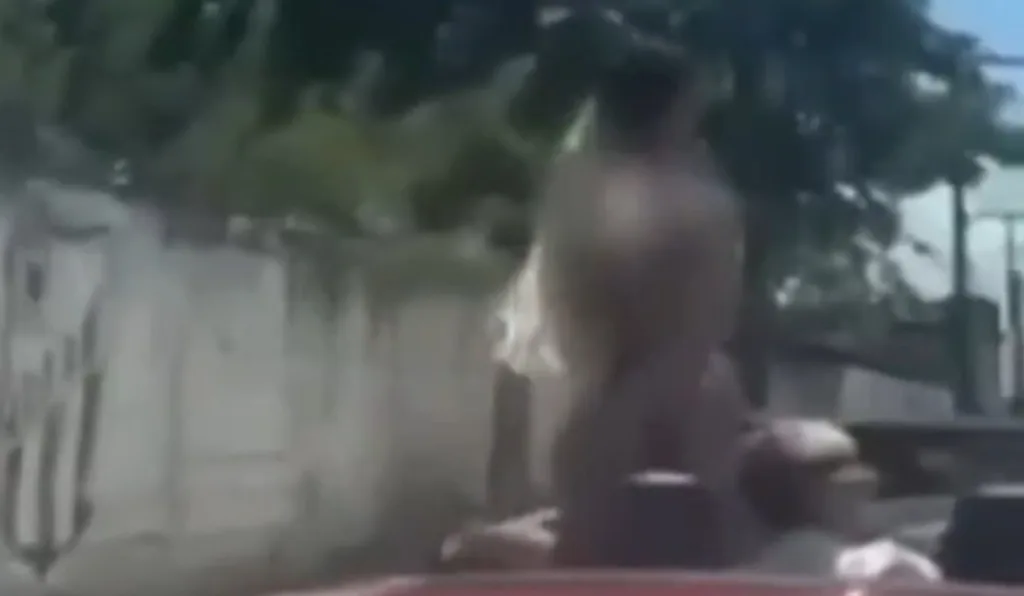 Mulher exibindo os seios para viatura da Polícia Militar