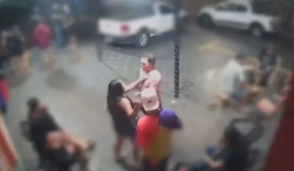 Mulher esfaqueou homem em bar por não gostar de brincadeira feita com amigo, diz MP
