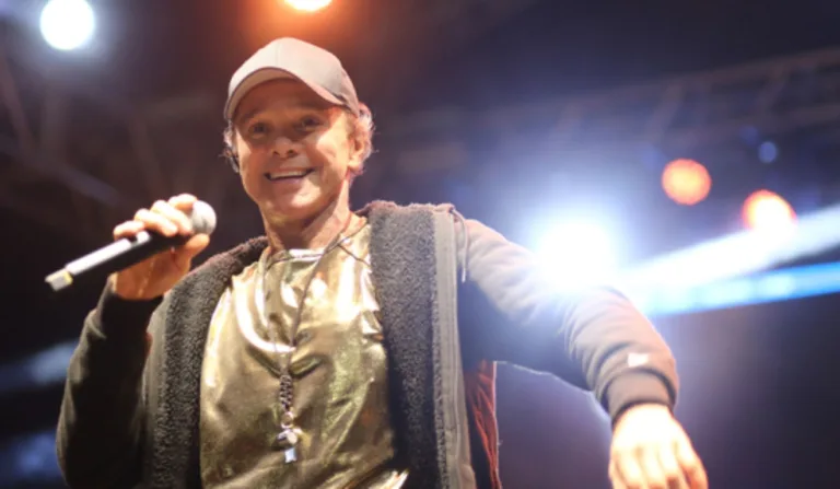cantor Netinho durante um show