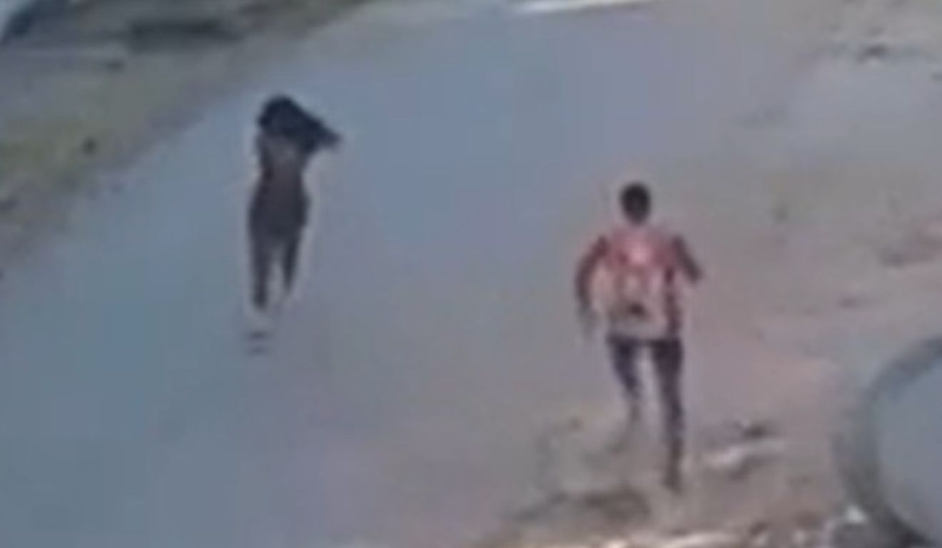 adolescente correndo do estuprador