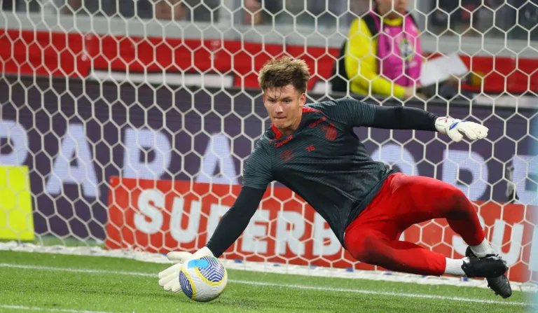 Maksym Voronov realizando aquecimento na Ligga Arena