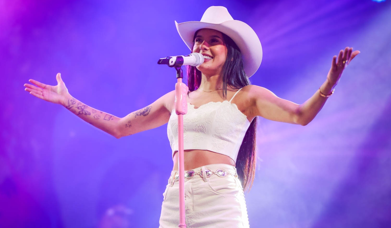 Ana Castela defendeu Zezé Di Camargo das críticas em show no Paraná