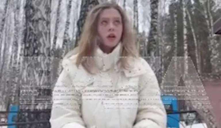 adolescente em cemitério